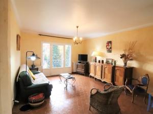 salon z kanapą i stołem w obiekcie Gîte Condat, 3 pièces, 5 personnes - FR-1-742-117 w mieście Condat