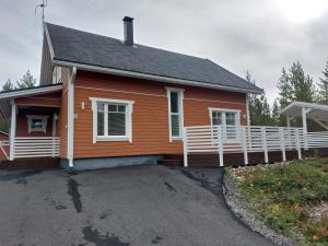 ein kleines Haus mit einer Veranda und einer Auffahrt in der Unterkunft Lomasara in Kalajoki