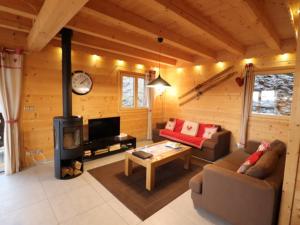 ein Wohnzimmer mit einem Kamin in einer Blockhütte in der Unterkunft Gîte Saint-Jacques-des-Blats, 4 pièces, 8 personnes - FR-1-742-259 in Saint-Jacques-des-Blats