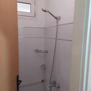 ein Bad mit Dusche, WC und Fenster in der Unterkunft STATION KERDJOU TIARET in Tiaret