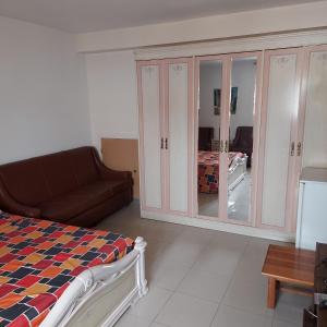 ein Schlafzimmer mit einem Bett und einem Sofa in der Unterkunft STATION KERDJOU TIARET in Tiaret