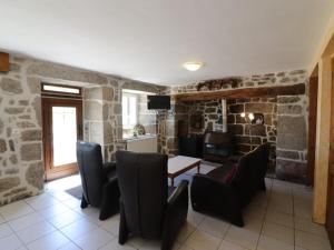 sala de estar con mesa y sillas en Gîte Val-d'Arcomie-Saint-Just, 5 pièces, 9 personnes - FR-1-742-363, en Arcomie