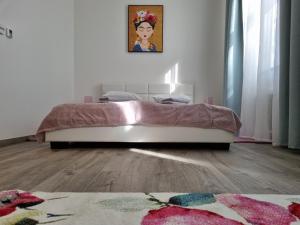 ein Schlafzimmer mit einem Bett und einem Teppich auf dem Boden in der Unterkunft Luxusní apartmán 3KK u náměstí - Klicperova in Hradec Králové