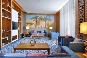 een woonkamer met een bank en een tafel bij Hilton Garden Inn Tabuk in Tabuk
