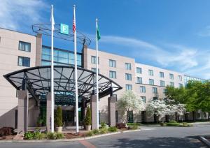 un bâtiment avec deux drapeaux devant lui dans l'établissement Embassy Suites by Hilton Seattle North Lynnwood, à Lynnwood