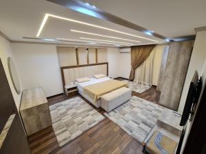 - une chambre avec un lit et du parquet dans l'établissement شقه ثلاث غرف ماستر فاخرة من غير سماسرة, au Caire