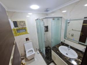 La salle de bains est pourvue d'un lavabo, d'une douche et de toilettes. dans l'établissement شقه ثلاث غرف ماستر فاخرة من غير سماسرة, au Caire