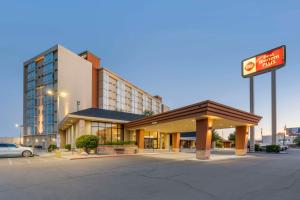Un hotel con un cartel delante de un edificio. en Best Western Plus Sparks-Reno Hotel, en Reno
