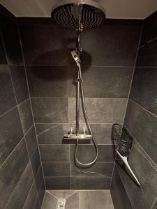 y baño con ducha con cabezal de ducha. en die Jungmühle, en Bad Münstereifel