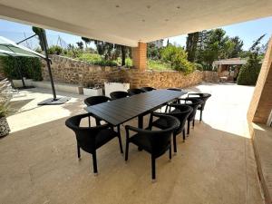 un tavolo nero e sedie su un patio di Antídoto House Montesión a Toledo