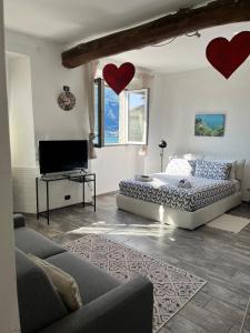 1 dormitorio con 1 cama con corazones en la pared en Casa Giulietta Junior20 with private parking, en Blevio