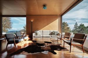 a living room with a couch and chairs and a table at Casa das Penhas Douradas - Burel Mountain Hotels in Manteigas