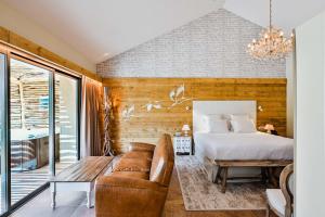 1 dormitorio con 1 cama y 1 sofá en Le Hameau Des Pesquiers Ecolodge & Spa, Curio Collection By Hilton, en Hyères