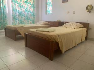 duas camas individuais num quarto sem ermottermott em Residencial Pôr do Sol em Porto Novo