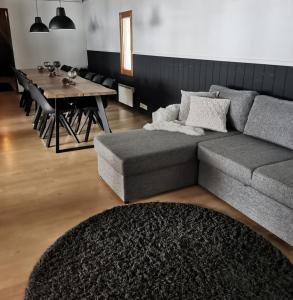 een woonkamer met een bank en een eettafel bij LakeLodge Kiehinen & Igloos in Rovaniemi