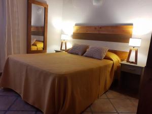 1 dormitorio con 1 cama con 2 almohadas en La Castellana Hotel de Sierras en Valle Hermoso