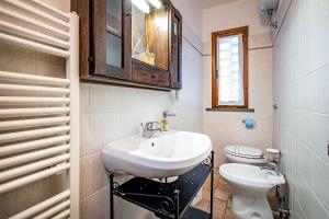 a bathroom with a sink and a toilet at Agriturismo Cesani in San Gimignano