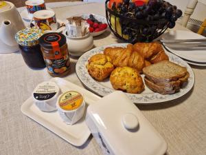 una mesa con una bandeja de alimentos para el desayuno y un iPod en 5,Bulfin Road, en Nenagh