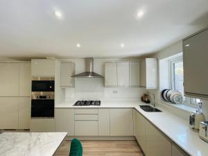 Η κουζίνα ή μικρή κουζίνα στο Riverside Premium Double Room Garden View E14