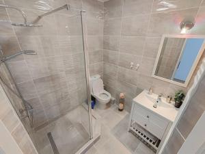 Vila MOON في Bezdead: حمام مع دش ومرحاض ومغسلة