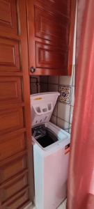 Una pequeña cocina con lavadora y secadora. en Bungalow Palo Blanco Ocean View 250 m to the beach, en Adeje
