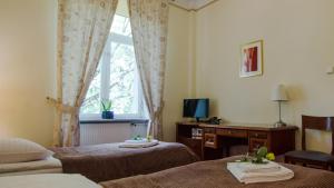 una camera d'albergo con due letti e una finestra di Hotel Łazienkowski a Varsavia