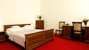 Postel nebo postele na pokoji v ubytování Hotel Łazienkowski