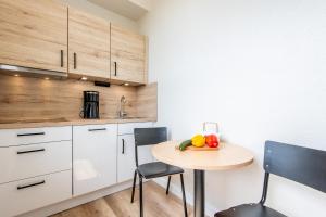 een keuken met een tafel met fruit erop bij Steger-Hüs Wohnung 20 in Rantum +10 foto's