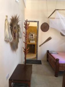 Zimmer mit einem Bett und einem Spiegel in der Unterkunft Mohammed Bungalows and Restaurant in Matemwe