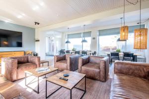 een woonkamer met banken en een tafel bij Steger-Hüs Wohnung 20 in Rantum