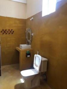 uma casa de banho com um WC e um lavatório em Mohammed Bungalows and Restaurant em Matemwe