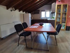 einen Esstisch und Stühle in der Küche in der Unterkunft Studio Loft Aridea in Aridea