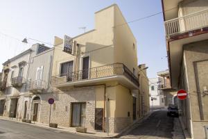 a building on the side of a street at b&b La Lucertola casa vacanze in Carovigno