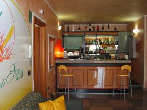 Lounge nebo bar v ubytování Hotel Rosso Di Sera