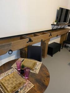 a wooden table with two glasses on top of it at Le Brumby - Internet Netflix draps serviettes café in Joigny +15 photos
