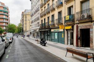 een man op een motor in een straat bij Nice apartment in Chamberí PON23 in Madrid