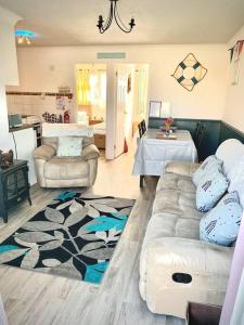sala de estar con sofá y mesa en Classic Seaside Holiday Home in Hemsby, en Hemsby