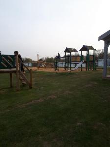 un grupo de equipos de juegos en un parque en Classic Seaside Holiday Home in Hemsby, en Hemsby 36 fotos más
