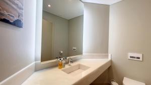 Koupelna v ubytování Southern Skies Apartment by LovelyStay