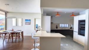 Kuchyň nebo kuchyňský kout v ubytování Southern Skies Apartment by LovelyStay