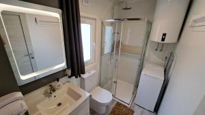 Koupelna v ubytování Mobile Home Tom 12 + 41 fotografií