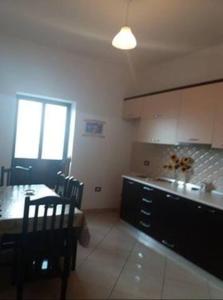 une cuisine avec une table et une salle à manger dans l'établissement Vila Lika Durres, à Durrës