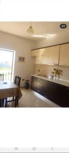 une cuisine avec une table et un comptoir dans l'établissement Vila Lika Durres, à Durrës