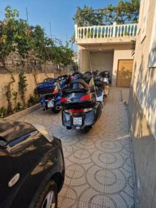 une rangée de motocycles garés à côté d'un bâtiment dans l'établissement Vila Lika Durres, à Durrës 1 autre photo
