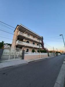 un grand bâtiment au bord d'une rue dans l'établissement Vila Lika Durres, à Durrës