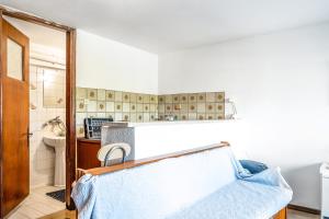 łazienka z łóżkiem i umywalką w obiekcie Studio in Gastouni w mieście Gastoúni