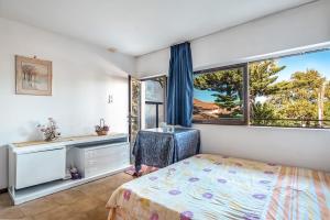 um quarto com uma cama, uma secretária e uma janela em Studio in Gastouni em Gastoúni
