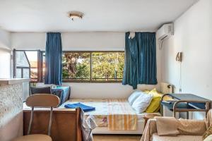 sypialnia z łóżkiem i oknem w obiekcie Studio in Gastouni w mieście Gastoúni