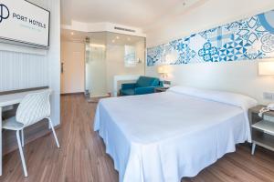 una camera d'albergo con letto e sedia di Port Benidorm Hotel & Spa 4* Sup a Benidorm