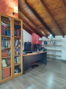 ein Büro mit einem Schreibtisch und Bücherregalen in der Unterkunft Studio Loft Aridea in Aridea